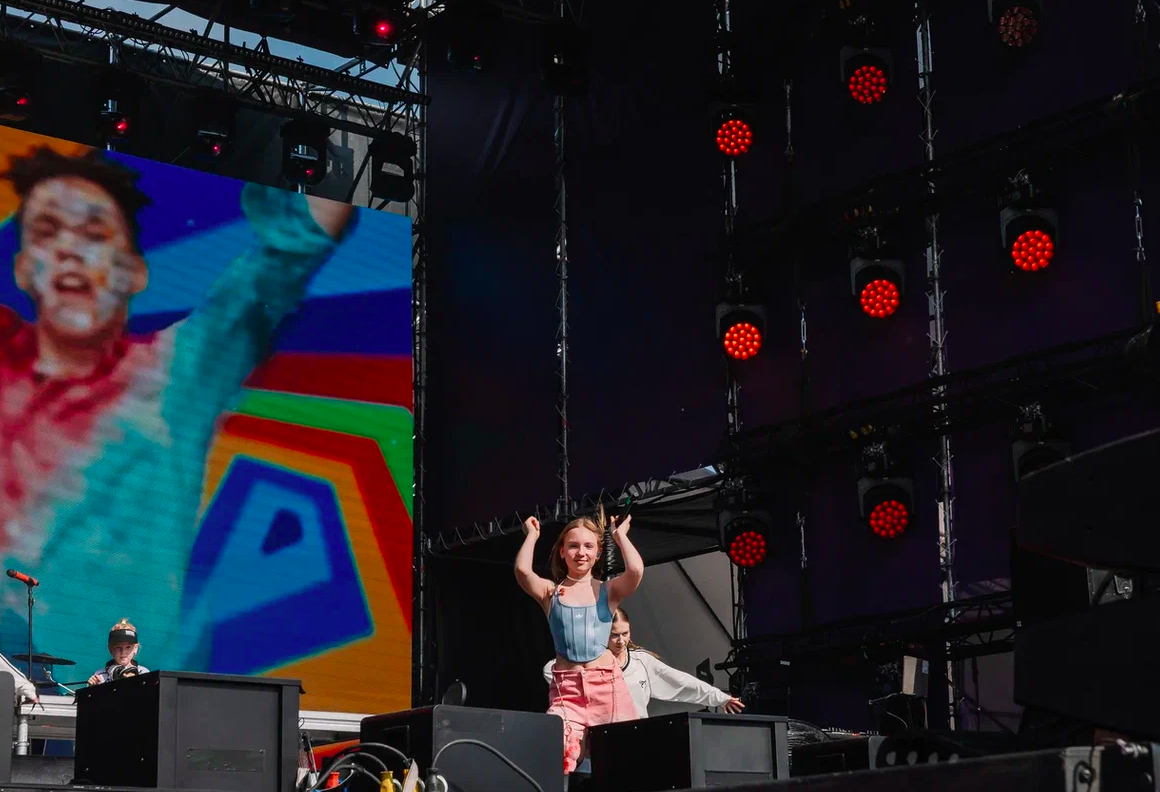 Фото Орали «Сигма-бой» и «А у реки». Опубликованы яркие моменты Черника Music Fest в Новосибирске 19